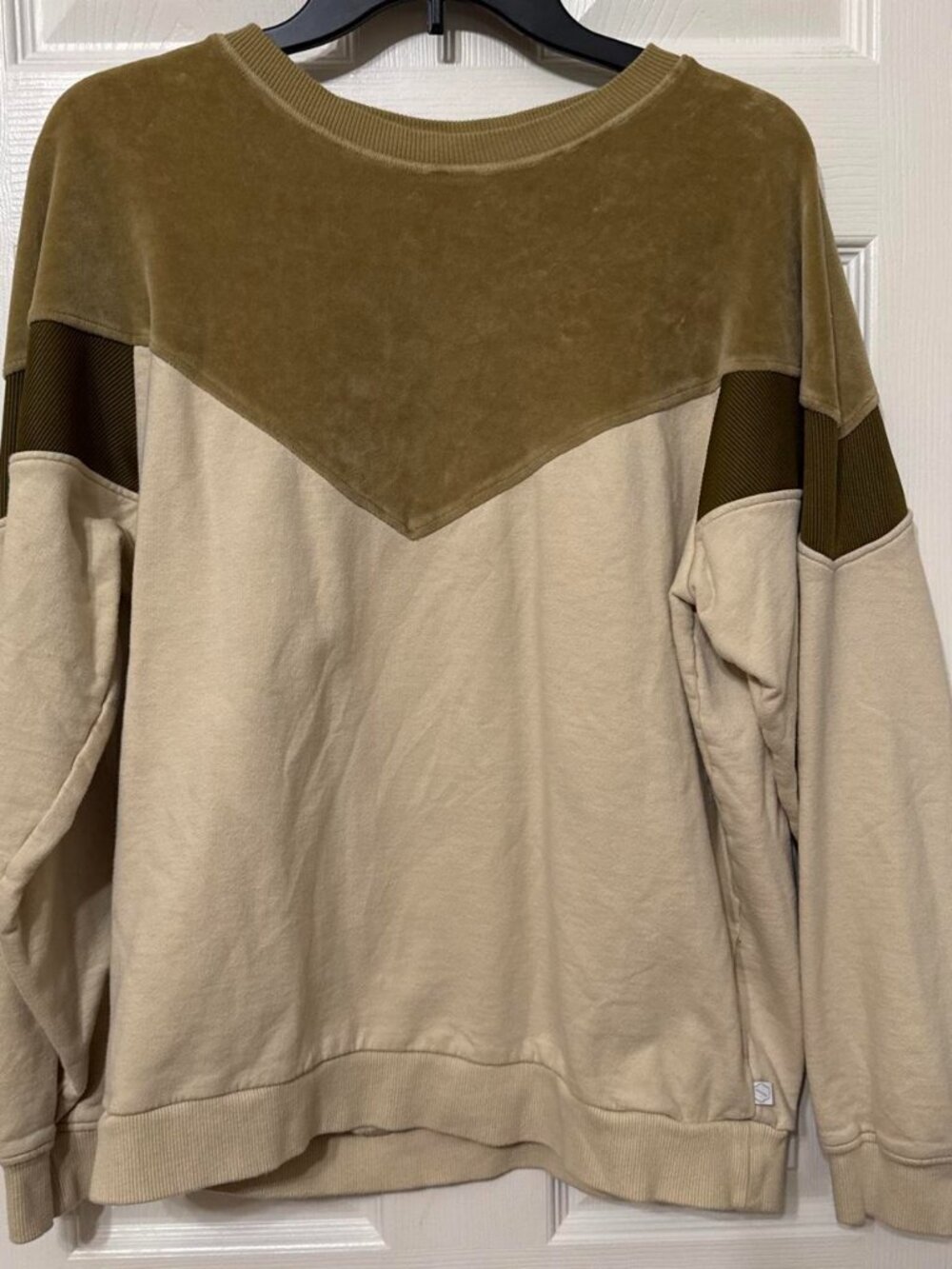 Cream and olive green crewneck sweatshirt #loungewear #relaxedfit